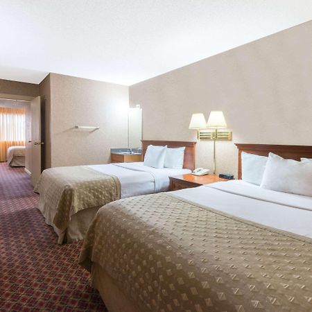 Ramada By Wyndham Topeka Downtown Hotel & Convention Center Εξωτερικό φωτογραφία