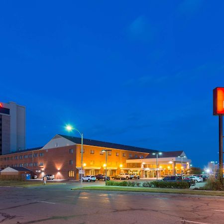 Ramada By Wyndham Topeka Downtown Hotel & Convention Center Εξωτερικό φωτογραφία