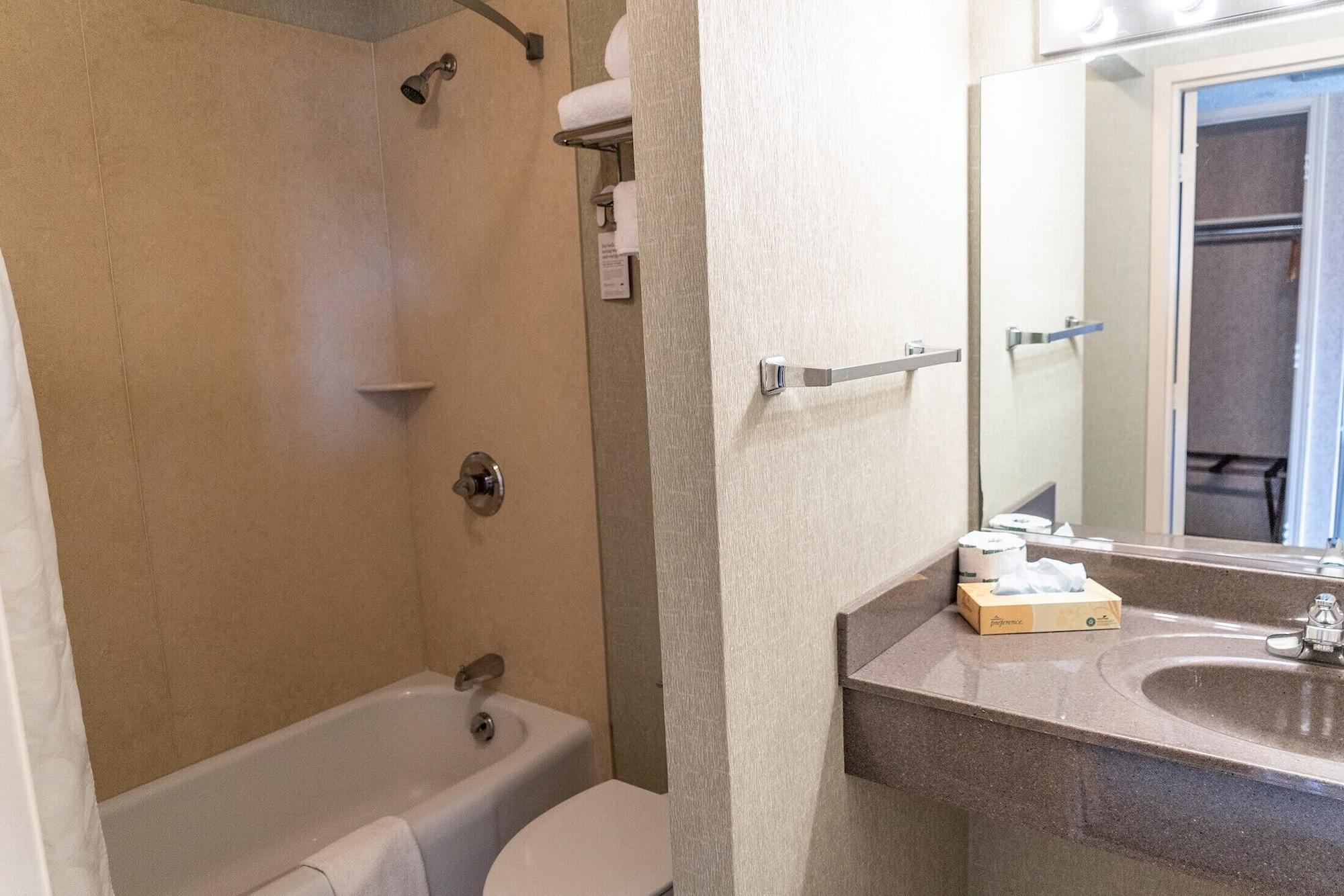 Ramada By Wyndham Topeka Downtown Hotel & Convention Center Εξωτερικό φωτογραφία