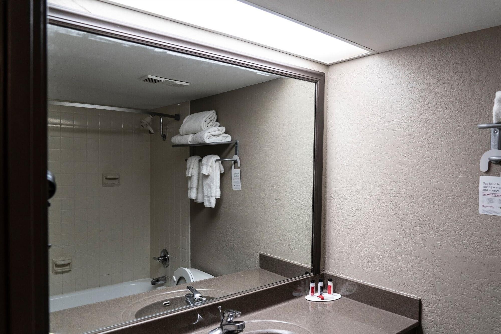 Ramada By Wyndham Topeka Downtown Hotel & Convention Center Εξωτερικό φωτογραφία