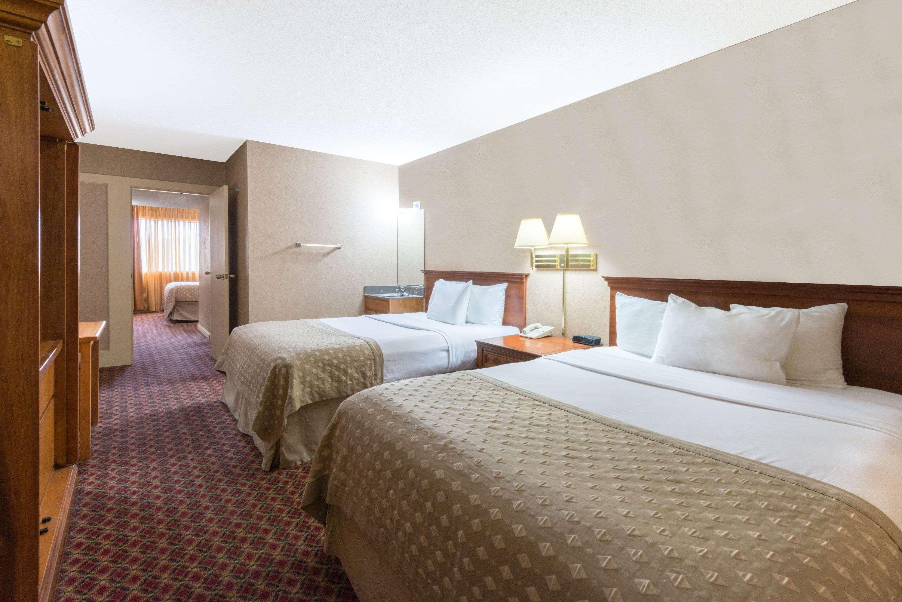 Ramada By Wyndham Topeka Downtown Hotel & Convention Center Εξωτερικό φωτογραφία