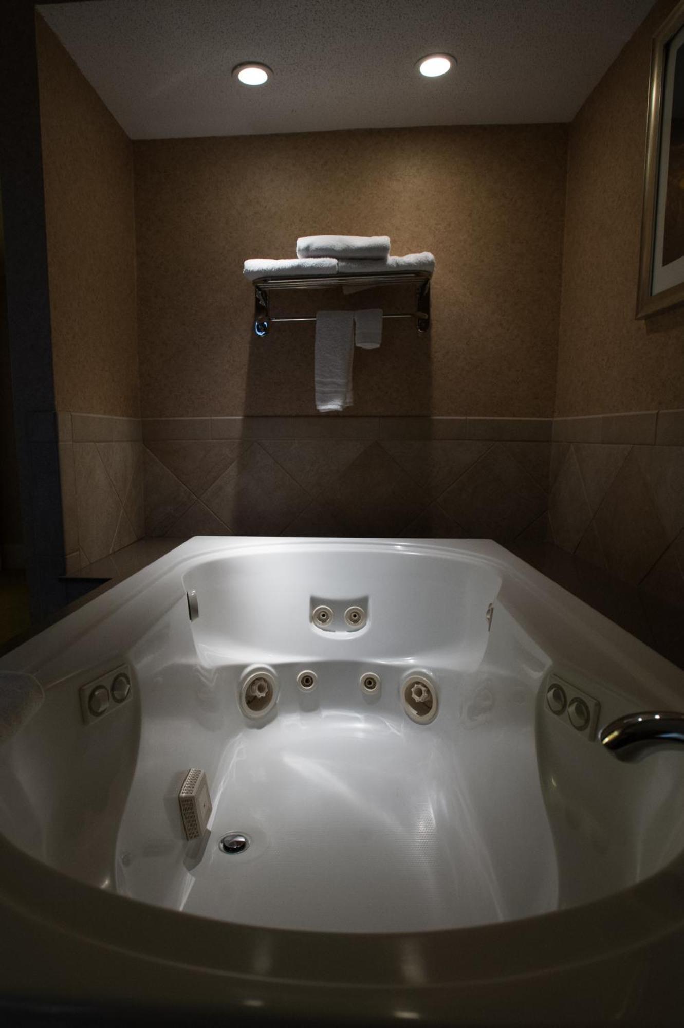 Ramada By Wyndham Topeka Downtown Hotel & Convention Center Δωμάτιο φωτογραφία