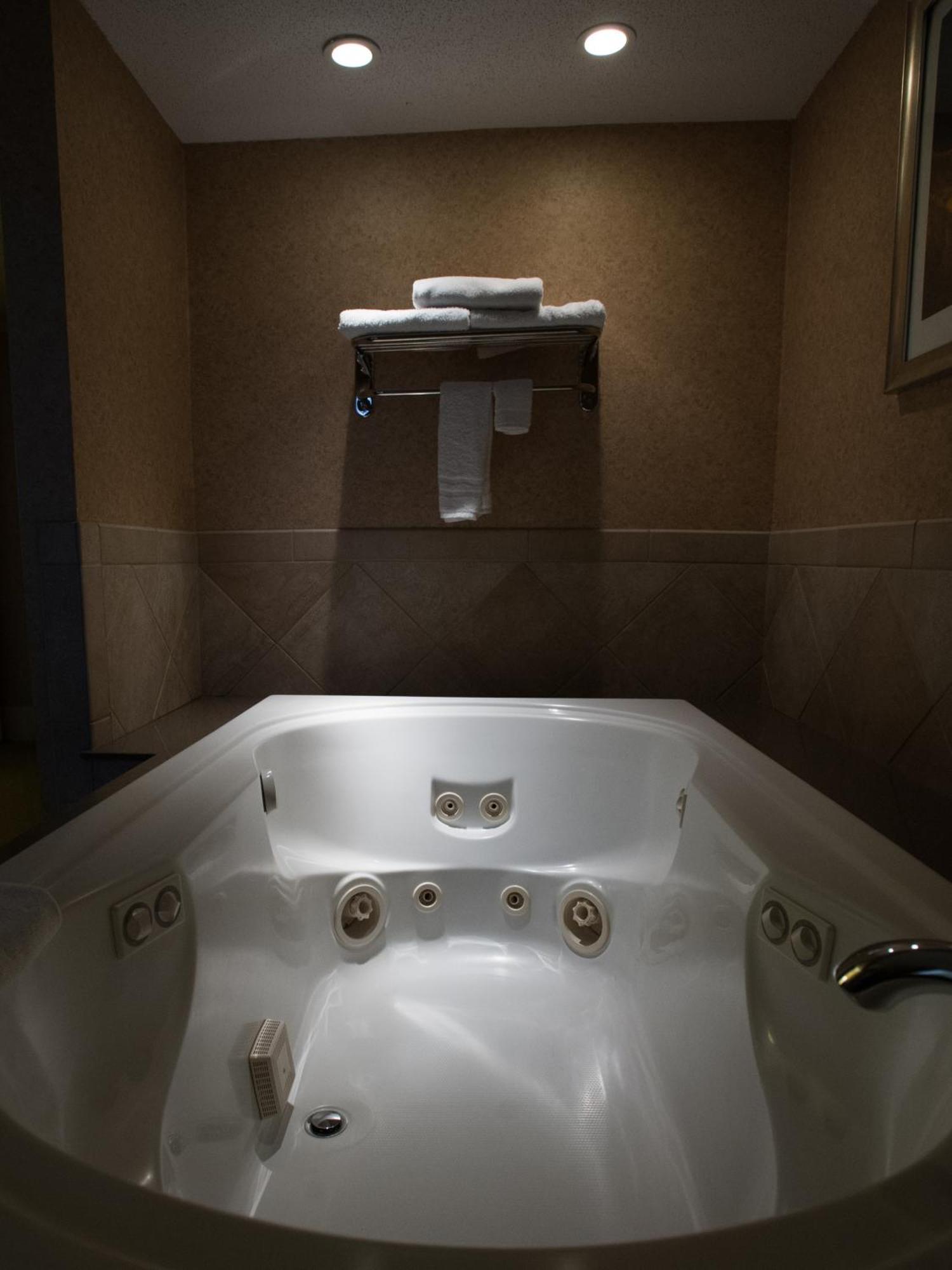 Ramada By Wyndham Topeka Downtown Hotel & Convention Center Εξωτερικό φωτογραφία