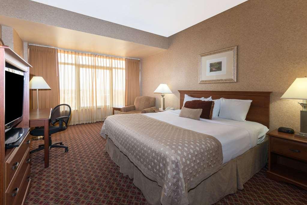 Ramada By Wyndham Topeka Downtown Hotel & Convention Center Δωμάτιο φωτογραφία
