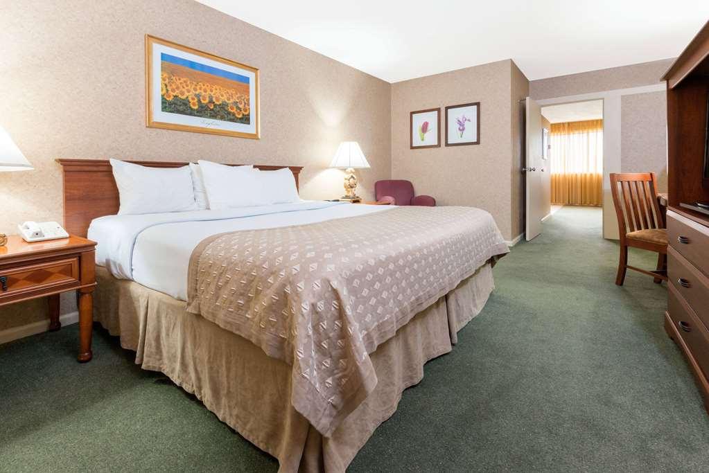 Ramada By Wyndham Topeka Downtown Hotel & Convention Center Δωμάτιο φωτογραφία