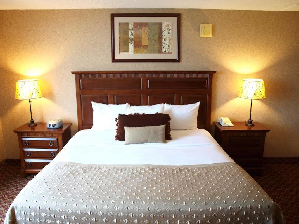 Ramada By Wyndham Topeka Downtown Hotel & Convention Center Εξωτερικό φωτογραφία
