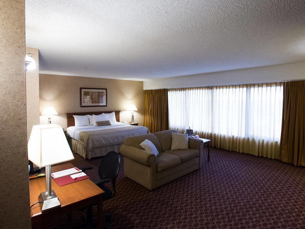 Ramada By Wyndham Topeka Downtown Hotel & Convention Center Εξωτερικό φωτογραφία