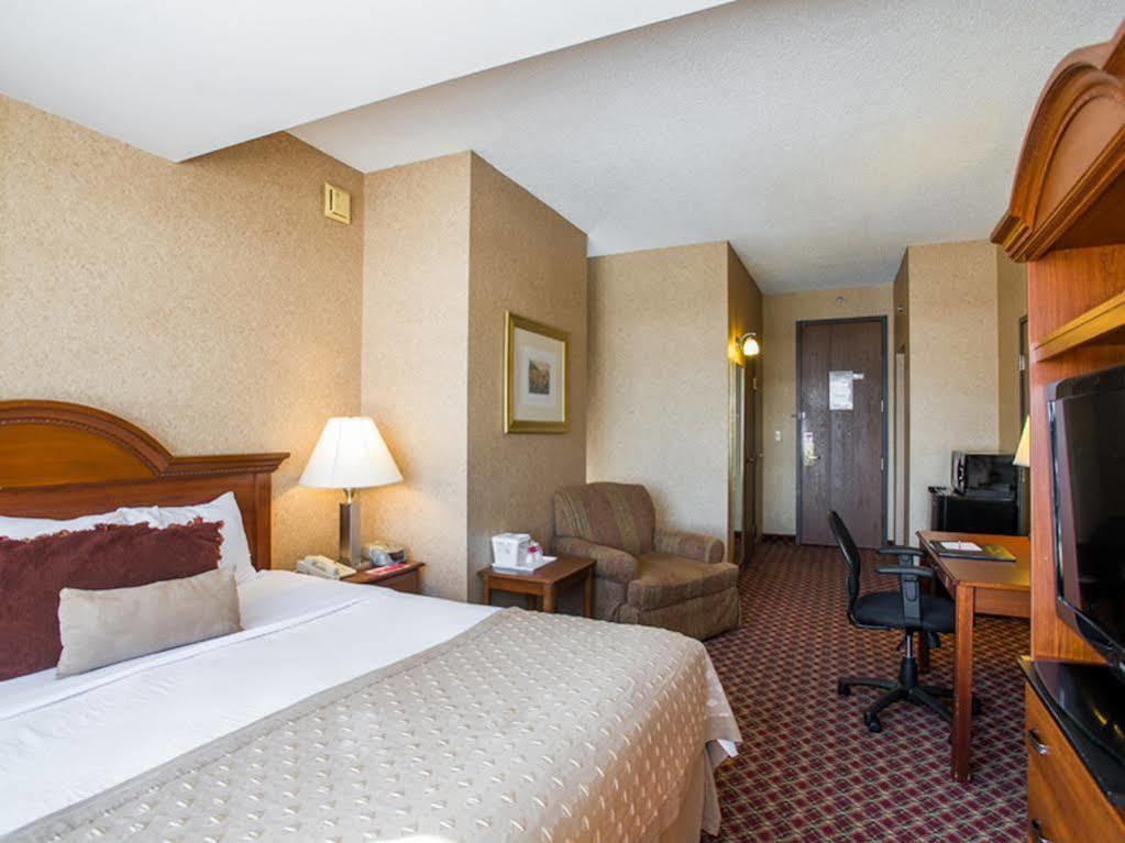 Ramada By Wyndham Topeka Downtown Hotel & Convention Center Εξωτερικό φωτογραφία